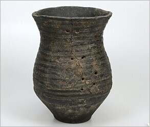 Standvoetbeker; aardewerk