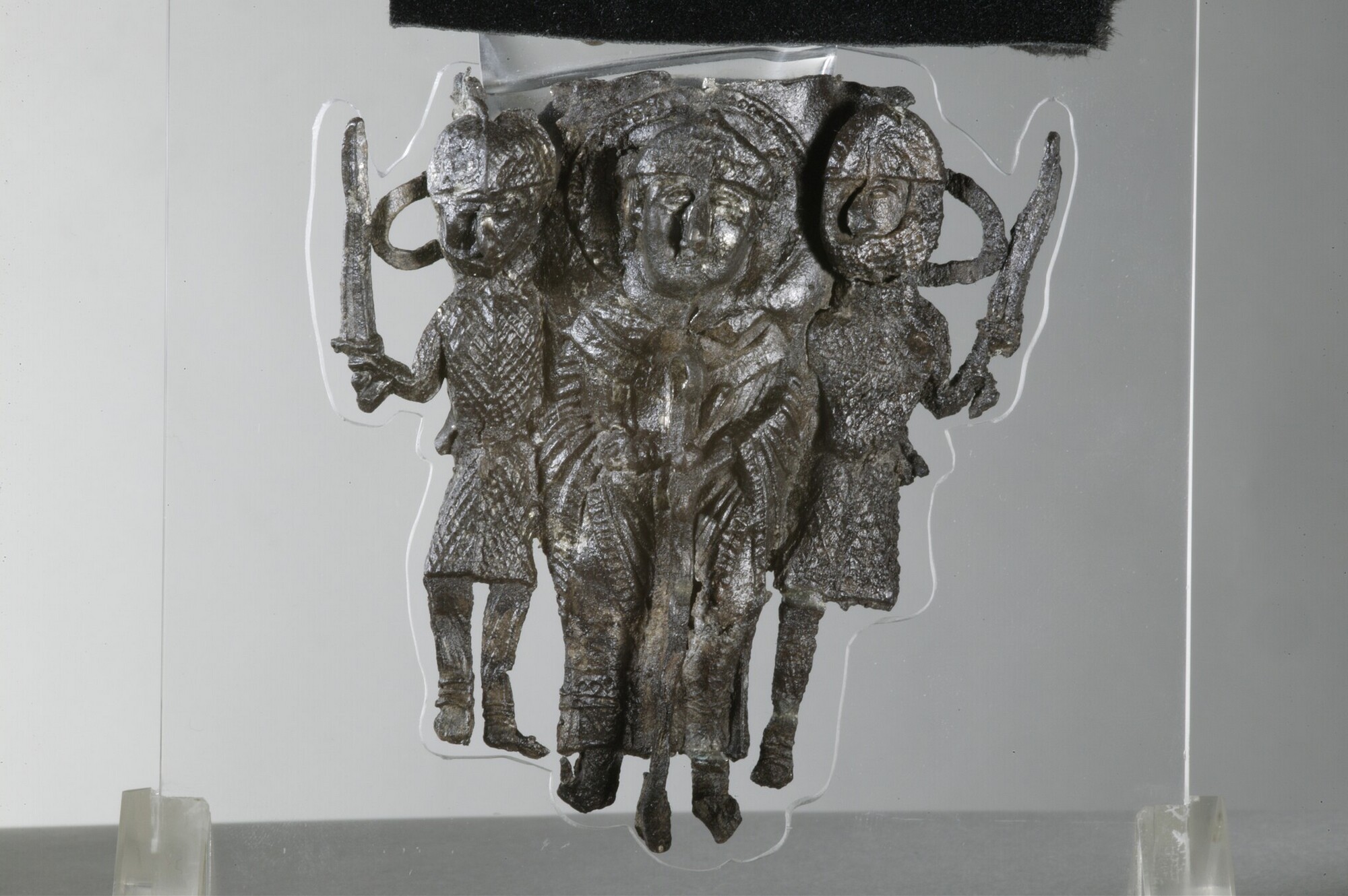 Pelgrimsampul Vervaardigingsdatum   1170-1224  Beschrijving   Pelgrimsampul met verwijzing naar de moord op Thomas Becket; afbeelding van Thomas Becket als bisschop met staf voor zich, tussen twee ridders met geheven zwaarden; twee ophangoogjes; herkomst: Canterbury  Identificatie   5315-01  Soort object   Pelgrimsinsigne/pelgrimsteken  Dataprovider   Provincie Noord-Holland  Materiaal   Lood-tin legering 